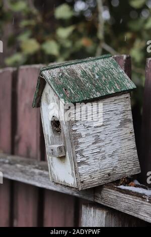 Rustikale Vogelhaus auf einem hölzernen Zaun Stockfoto