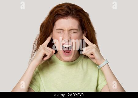 Kopf hoch junge Frau kleben die Finger in die Ohren stecken. Stockfoto