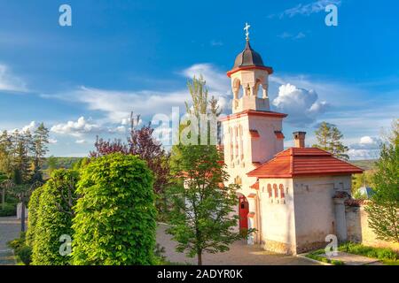Eingang Gebäude mit Glockenturm christliche Kloster Curchi, Republik Moldau Stockfoto