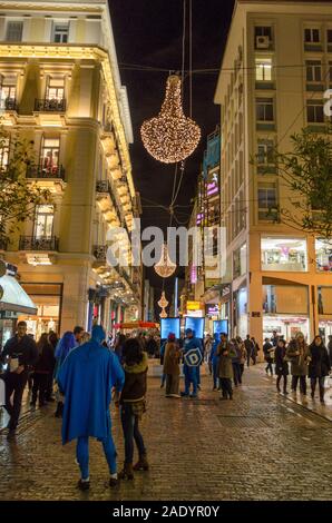 Weihnachtliche Atmosphäre in der Ermou Straße. Menschen zu Fuß zu einem der teuersten Einkaufsstraßen in Europa. Athen, Attika, Griechenland Stockfoto