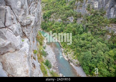 Luftaufnahme von Cliff und fließenden Fluss Stockfoto