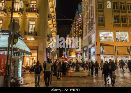 Weihnachtliche Atmosphäre in der Ermou Straße. Menschen zu Fuß zu einem der teuersten Einkaufsstraßen in Europa. Athen, Attika, Griechenland Stockfoto