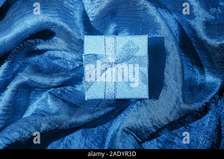 Blaue Farbe Inschrift 2020. Blauer Seide Texturen. Geschenk Konzept. Stockfoto