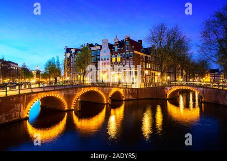 Grachten von Amsterdam während der Dämmerung in den Niederlanden. Amsterdam ist die Hauptstadt und die bevölkerungsreichste Stadt der Niederlande. Landschaft und Kultur reisen, Stockfoto