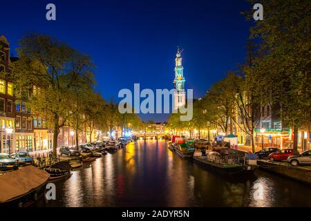 Grachten von Amsterdam während der Dämmerung in den Niederlanden. Amsterdam ist die Hauptstadt und die bevölkerungsreichste Stadt der Niederlande. Landschaft und Kultur reisen, Stockfoto