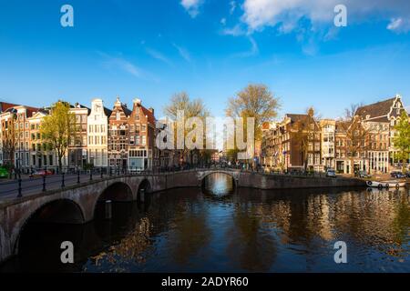 Grachten von Amsterdam bei Sonnenuntergang in den Niederlanden. Amsterdam ist die Hauptstadt und die bevölkerungsreichste Stadt der Niederlande. Landschaft und Kultur reisen, oder Stockfoto