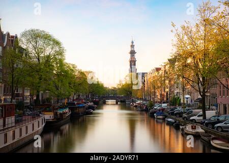 Grachten von Amsterdam bei Sonnenuntergang in den Niederlanden. Amsterdam ist die Hauptstadt und die bevölkerungsreichste Stadt der Niederlande. Landschaft und Kultur reisen, oder Stockfoto