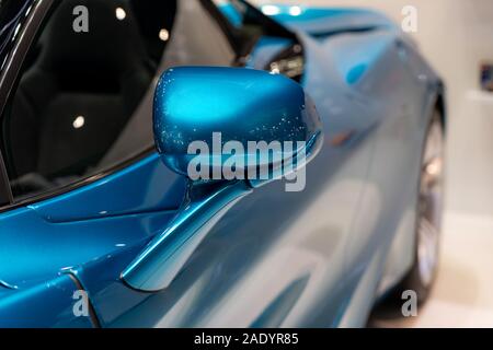 Seite auto Spiegel close-up. Details zu blaues Auto. Leere Seite Rückspiegel Konzept mit kopieren. Stockfoto