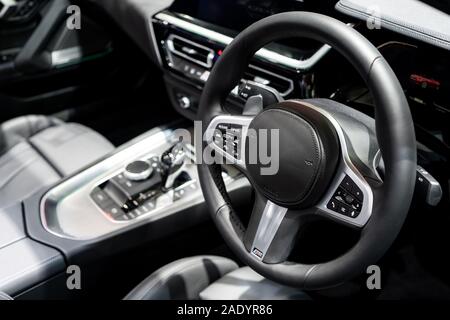 Dunkle Luxury Car Interior-Lenkrad, Schalthebel und Armaturentafel. Innenraum Luxus. Beige bequeme Sitze, Lenkrad, Instrumententafel, Klima Stockfoto