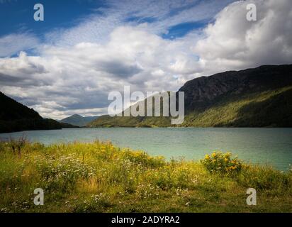 Fantastische Farben von Vagavatnet See, Gletscherwasser aus glacires in Jotunheimne National Park, mitten in Norwegen. Schönen Sommer. Stockfoto