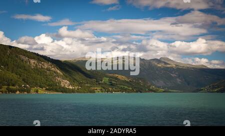 Fantastische Farben von Vagavatnet See, Gletscherwasser aus glacires in Jotunheimne National Park, mitten in Norwegen. Schönen Sommer. Stockfoto