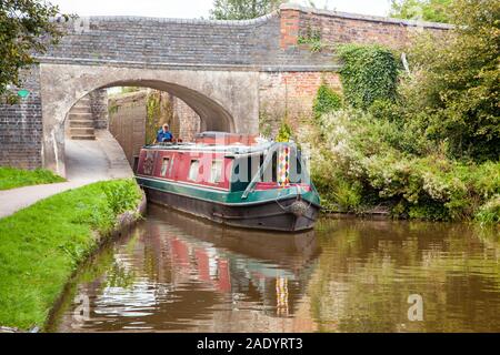 Canal Narrowboat durch Stone in Staffordshire England auf dem Trent and Mersey Kanal Stockfoto