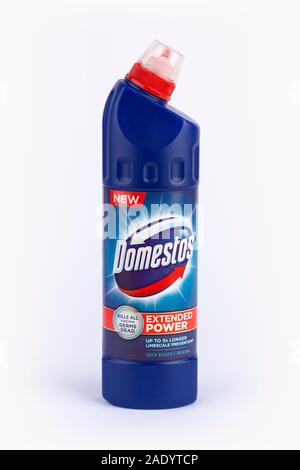 Eine Flasche Domestos bleichen Schuß auf einem weißen Hintergrund. Stockfoto