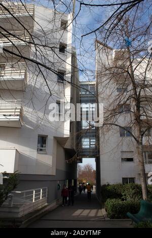 Ein modernes Gebäude aufgeteilt in zwei auf dem Pariser Promenade Plantée - Coulée Verte René-Dumont - Paris Frankreich Stockfoto