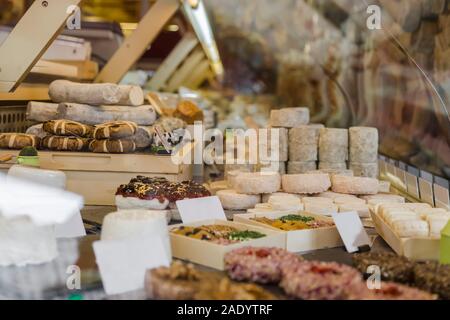 Große Auswahl an verschiedenen Käsesorten an der Theke der einen kleinen Laden Stockfoto