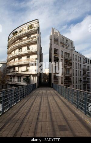 Ein modernes Gebäude aufgeteilt in zwei auf dem Pariser Promenade Plantée - Coulée Verte René-Dumont - Paris Frankreich Stockfoto