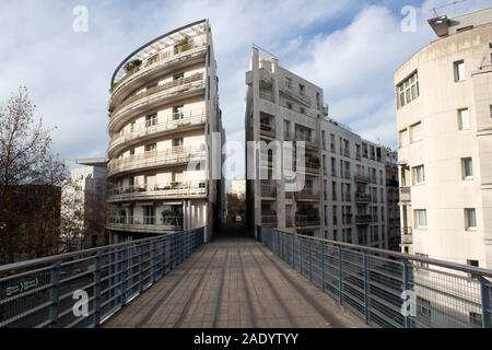 Ein modernes Gebäude aufgeteilt in zwei auf dem Pariser Promenade Plantée - Coulée Verte René-Dumont - Paris Frankreich Stockfoto