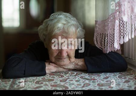 Porträt des einsamen Grauhaarige ältere Frau. Stockfoto