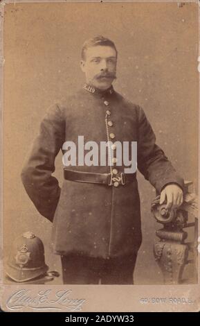 Viktorianische London Cabinet Card, die einen stolzen Metropolitan Polizist mit einem feinen Schnurrbart zeigt. Kragen Nr.K.119 Stockfoto