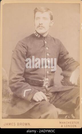 Viktorianische Studio-Kabinettskarte Mit Einem Jungen Polizei-Constable. Kragen Nr. 139. Stockfoto