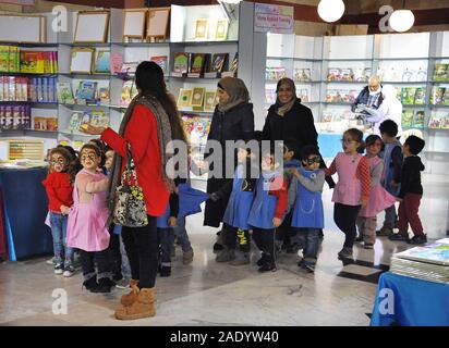Damaskus, Syrien. 5 Dez, 2019. Schule Kinder besuchen eine Buchmesse für Kinder in Damaskus, Syrien, Dez. 5, 2019. Die syrischen Ministerium für Kultur hielt eine Buchmesse für Kinder am Donnerstag. Credit: Ammar Safarjalani/Xinhua/Alamy leben Nachrichten Stockfoto