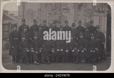 Fotopostkarte aus dem Frühen 20. Jahrhundert, Die Eine Gruppe britischer Polizisten zeigt. Stockfoto