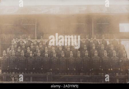 Fotografische Postkarte aus dem frühen 20. Jahrhundert, Die Ein Kontingent von Beamten der Polizei im Lindsey District aus Lincoln, Constabulary, in Einem Sportstadion Aufzeigt. Stockfoto