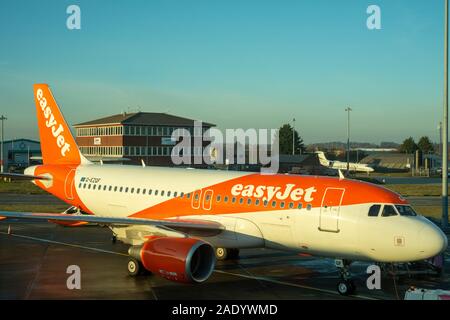 EasyJet Budget Airbus A319-111 Flugzeug oder Passagierjet auf der Rollbahn am Flughafen London Luton Stockfoto