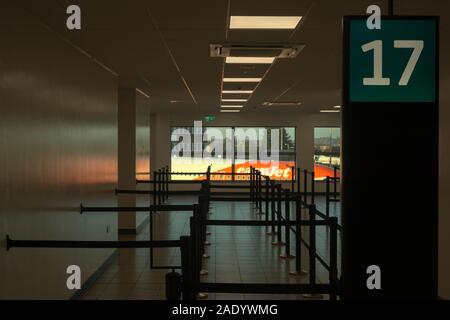 Leere Flughafen-Lounge Abflug Gate 17 innen im London Luton Airport und teilweise sichtbares EasyJet Flugzeug durch Fenster Stockfoto