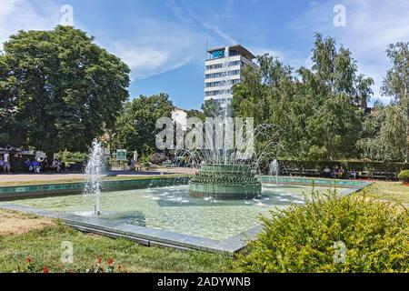 SOFIA, Bulgarien - 31. MAI 2018: Garten vor der zentralen Mineralbad - Museum der Geschichte, Sofia, Bulgarien Stockfoto