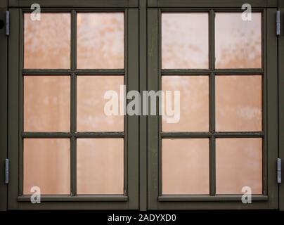 Alte vintage Holzfenster mit 12 Frames. Ansicht von Außen und Licht im Inneren. Schließen Sie herauf Bild. Stockfoto
