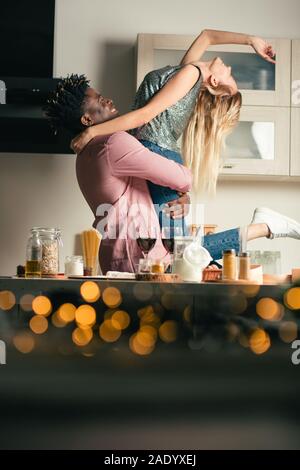 Mann anheben, um seine Freundin und beobachten Sie, Ihr Rücken wölbte Stockfoto