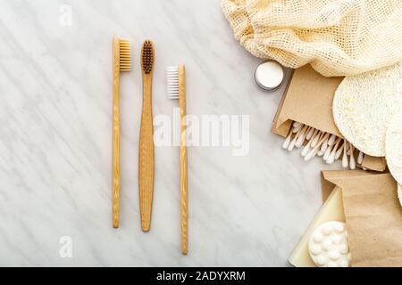 Null Abfall Natürliche Badewanne Produkt. Bambus Zahnbürsten, Seife Wattestäbchen Holzstäbchen, Loofah Waschlappen auf weißem Hintergrund. Flach kopieren Raum Stockfoto