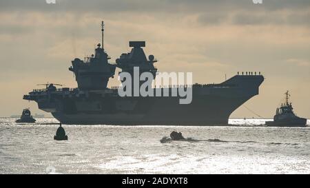 Die Royal Navy Flugzeugträger HMS Queen Elizabeth (R08) zurück nach Portsmouth, Großbritannien am 4. Dezember 2019 nach der Teilnahme an der Westlant 19 Einführung in die Vereinigten Staaten. Das Schiff durchgeführt, sehr erfolgreichen Flugversuche mit beiden britischen und US-amerikanischen F-35 B Blitz II Flugzeuge beruht und eine Reihe von Zwischenstationen britische Diplomatie und Verteidigung Zusammenarbeit zu unterstützen. Bei der Einfahrt in den Hafen das Schiff ihrer Schwester HMS Prince of Wales weitergegeben, das erste mal das Schiff in den Hafen getroffen hatte. Stockfoto