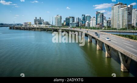Seoul Korea, 23. September 2019: Fluss Han und Gangbyeonbuk erhöhten Riverside mit Blick auf Strasse mit dem Verkehr in Seoul, Südkorea Stockfoto