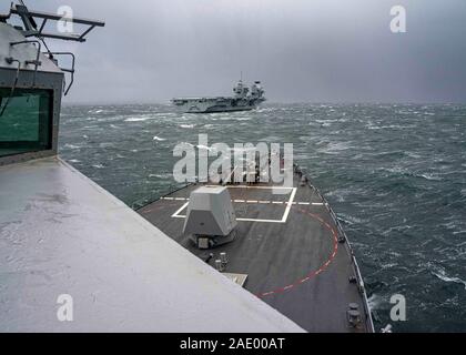 191111-N-UB 406-0014 ATLANTIK (Nov. 11, 2019) der Royal Navy Flugzeugträger HMS Prince of Wales (R09) die Durchfuhr den Atlantik als von der US-Navy gesehen geführte Anti-raketen-Zerstörer USS Gridley (DDG101). Gridley ist unterwegs auf einem geplanten Einsatz als Flaggschiff der Standing NATO Maritime Group eine maritime Operationen durchzuführen und einen kontinuierlichen maritime Fähigkeit zur NATO im nördlichen Atlantik. (U.S. Marine Foto von Mass Communication Specialist 2. Klasse Cameron Stoner) Stockfoto