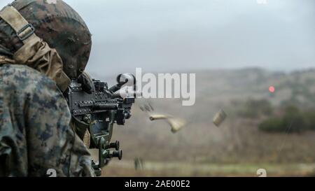 Ein US-Marine mit Leichten gepanzerten Aufklärer Training Company, Advanced Training Infanterie Bataillon der Infanterie - West, Brände ein M240B medium Maschinengewehr während einer Live-fire Evolution als Teil der LAR Marine Kurs an der Reihe 408 auf die Marine Corps Base Camp Pendleton, Kalifornien, Dez. 4, 2019. LARTC bietet Einstiegs- und die Unterweisung für Marines, die für den Betrieb, die verschiedene Arten von leicht gepanzerten Fahrzeuge fahren und zu pflegen. Die LAR-Marine Kurs bietet eine detaillierte Anleitung zum ersten Echelon Wartung, Fahrtechniken, leicht gepanzertes Fahrzeug Revolver Operationen und Wasser Betrieb Stockfoto