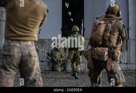 Us-Marines mit 1St Bataillon, 25 Marine Regiment, derzeit 4. Marine Regiment zugeordnet, 3rd Marine Division, unter der Anlage Deployment Program, und Soldaten mit 8 Infanterie Regiment, Japan Masse Verteidigung-kraft, Durchführung militärischer Operationen in urbanem Gelände (mout) Techniken während der Wald Licht im nahen Armee in Aibano, Shiga, Japan, Dez. 5, 2019. Wald Licht im nahen Armee ist eine jährliche Übung, das dazu geeignet ist, die kollektive Verteidigung Fähigkeiten der Vereinigten Staaten und Japan Alliance, indem Infanterie Einheiten ihre Letalität und Profi zu erhalten zu verbessern Stockfoto