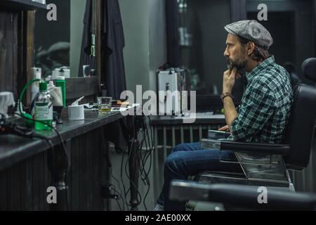 Taille bis schwerer Mann auf seine Reflexion und Denken Stockfoto