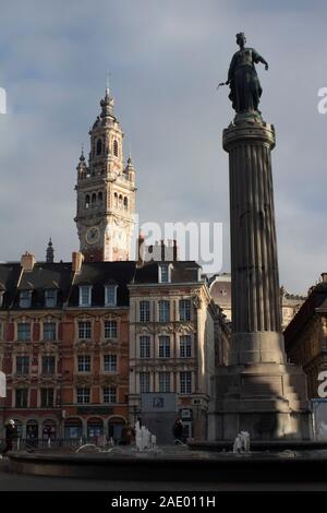 Gebäude an der Place du Général de Gaulle, mit dem Glockenturm der Lille Handelskammer und der Spalte der Göttin, Lille, Frankreich Stockfoto