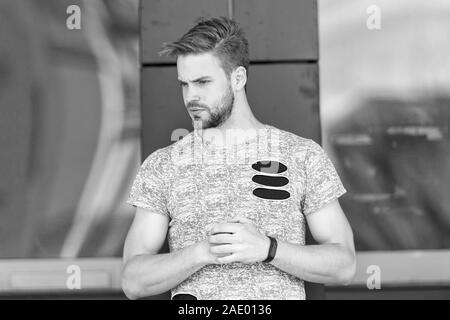 Zu Fuß auf die Straße. muskulöse Kerl Urban Style. Modernes Leben. Macho Glas Gebäude Hintergrund. männliche Mode Sommer Trends. Willensstark männlich. unrasierten Mann Pflege seiner Haut und Bart. barbershop Konzept. Stockfoto