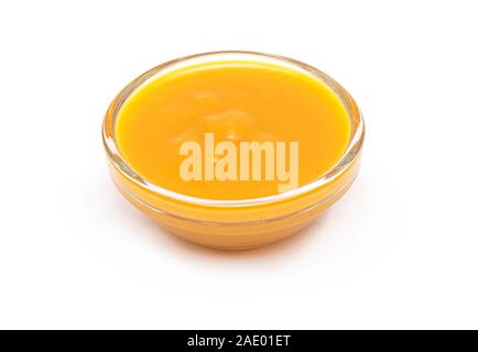 Mango Püree in Glasschale, Mango Fruchtmark isoliert auf weißem Hintergrund Stockfoto