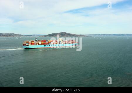 Frachtschiff die Golden Gate Brücke und erhielt in der Bucht von San Francisco, Kalifornien, USA Stockfoto