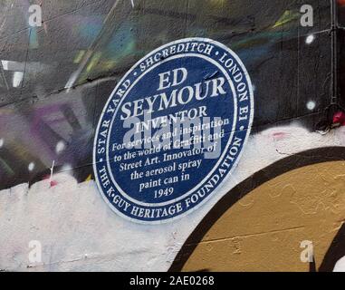 Blaue Plakette, zum Gedenken an Ed Seymour, Erfinder der Aerosolspray-Dose im Jahr 1949. Star Yard, Shoreditch, Brick Lane, London, East End, England, Großbritannien Stockfoto