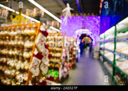 Unscharfes Bild. Weihnachtsschmuck. Weihnachtskugeln für den Verkauf in den großen Supermarkt. Vielfalt von bunten Kugeln aus Glas im Shop. Weihnachten Hintergrund Stockfoto