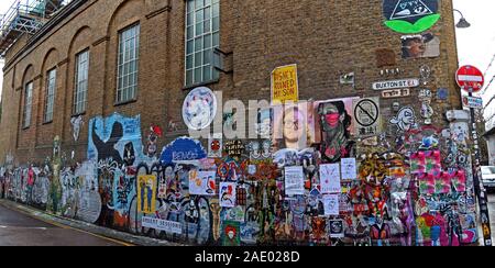 Schablone, Papier und Sprühfarbe Kunst, Buxton Street, off Brick Lane, Spitalfields, East End, London, England, UK, E1, Panorama Stockfoto