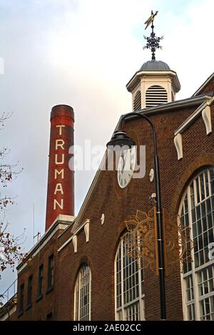 Truman Brewery Tore und Brauereikamin, altes Sudhaus, Brick Lane, East End, London, England, UK, E1 6QR Stockfoto