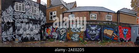 Graffiti und Poster, Schablonenkunst, abseits der Brick Lane, East End, London, England, Großbritannien Stockfoto