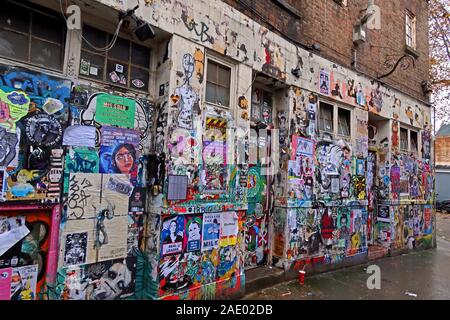 Graffiti und Poster, Schablonenkunst, abseits der Ziegelsteinstraße, East End, London, England, Großbritannien, E1 6QL Stockfoto