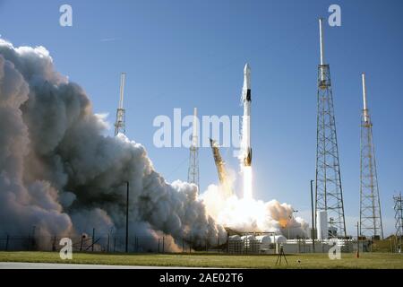 Cape Canaveral, Florida, USA. 5 Dez, 2019. Die SpaceX Falcon 9 Rakete startet die Dragon Raumsonde der NASA am 12:29 PM von Komplexen 40 an der Cape Canaveral Air Force Station in Florida am Mittwoch, 5. Dezember 2019. Dragon ist das Tragen von Vorräte und Experimente, die für die Besatzung der Internationalen Raumstation am 19 resupply Mission. Foto von Joe Marino-Bill Cantrell/UPI Quelle: UPI/Alamy leben Nachrichten Stockfoto